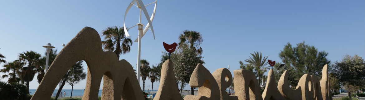 Paseo marítimo de Málaga donde se aprecian las farolas incluidas en el proyecto de su smartcity