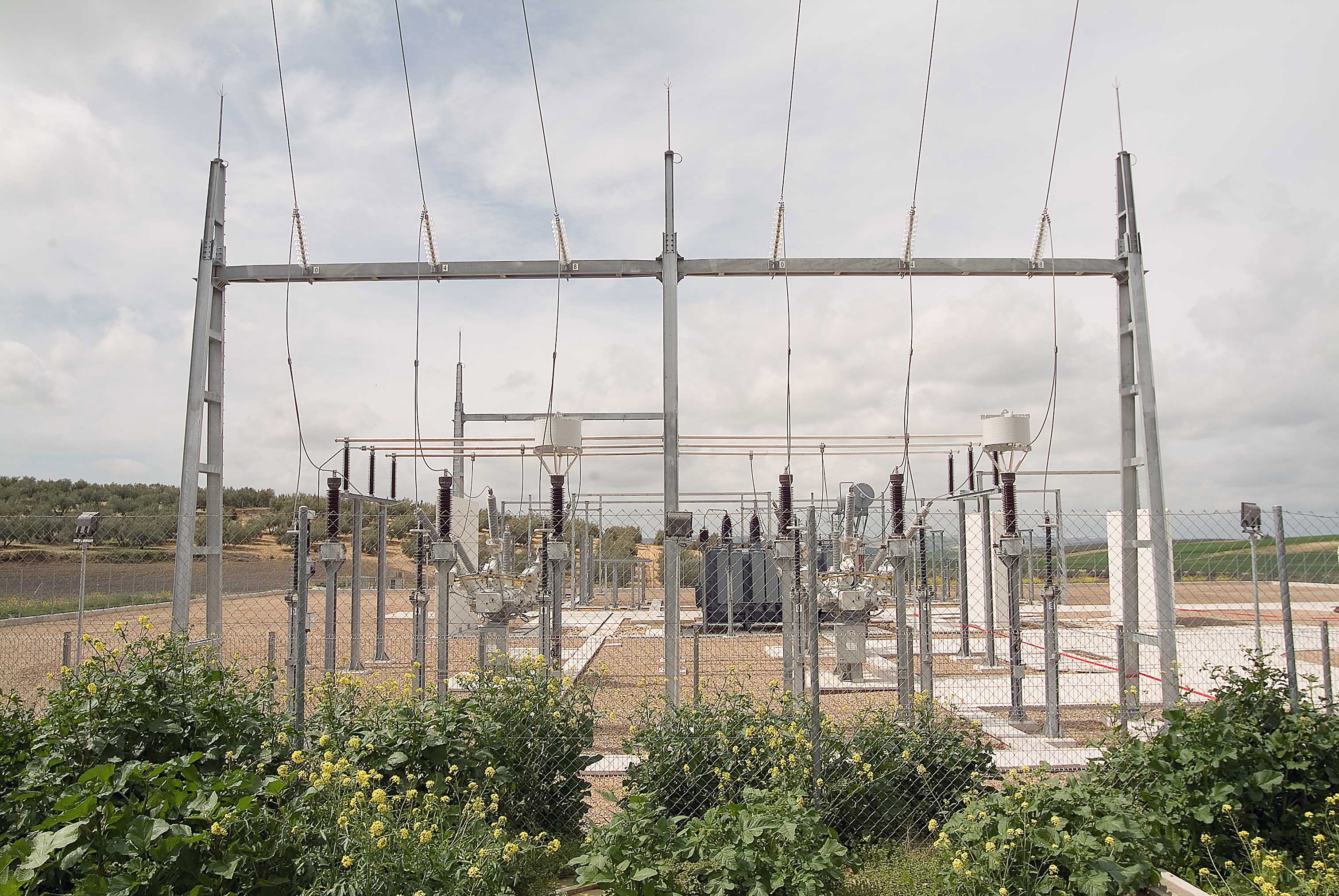 Subestación eléctrica construida en medio de un amplio valle