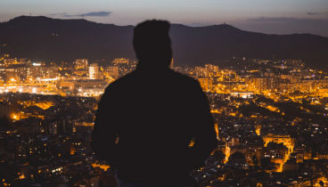 Foto de la ciudad iluminada durante la noche donde se desarrolla el proyecto Smartnet