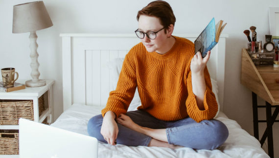 Una chica visita los servicios de la web de e-distribución